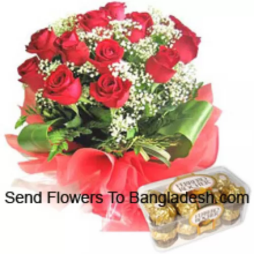 Bouquet de 12 roses rouges avec des garnitures saisonnières accompagné de 16 Ferrero Rochers