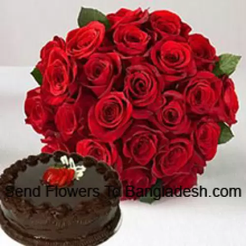 Bouquet de 24 roses rouges avec des garnitures saisonnières accompagné d'un gâteau au chocolat truffé de 1 lb (1/2 kg)