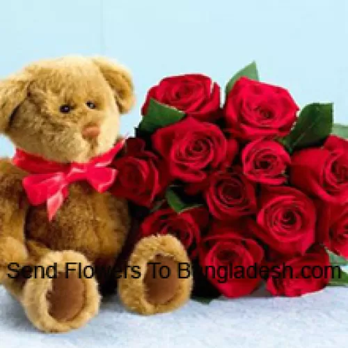 Bouquet de 12 roses rouges avec des remplissages saisonniers et un mignon ours en peluche brun