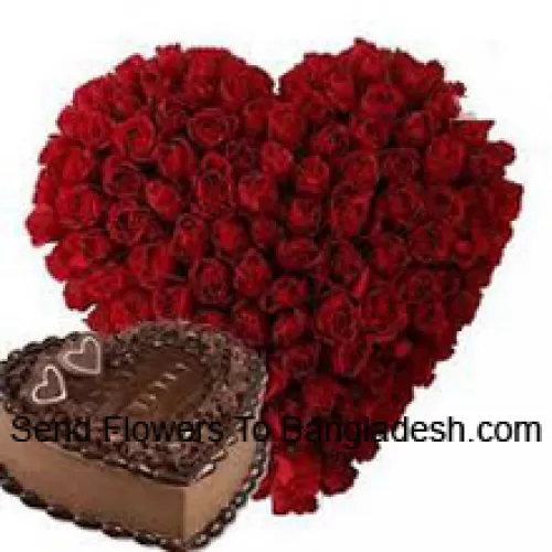 Arrangement en forme de cœur de 100 roses rouges avec un gâteau au chocolat en forme de cœur de 1 kg