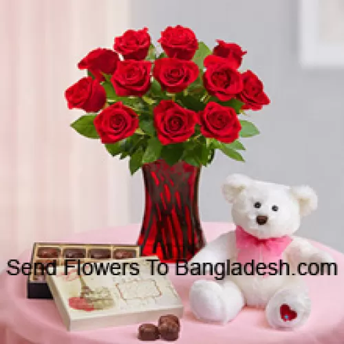 12 roses rouges avec quelques fougères dans un vase en verre, un mignon ours en peluche blanc de 12 pouces de hauteur et une boîte de chocolats importée