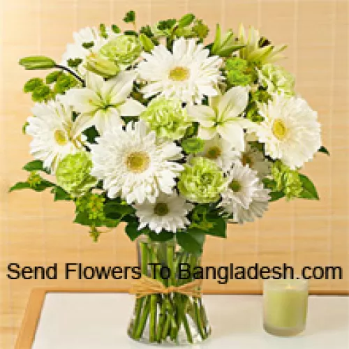 Gerbères blanches, alstroemères blanches et autres fleurs de saison assorties arrangées magnifiquement dans un vase en verre