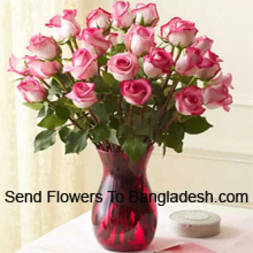 24 Roses bicolores dans un vase en verre