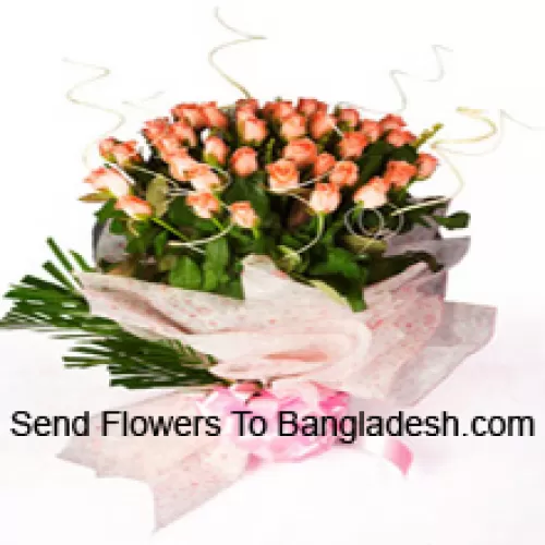 Bouquet de 50 roses oranges avec des garnitures saisonnières