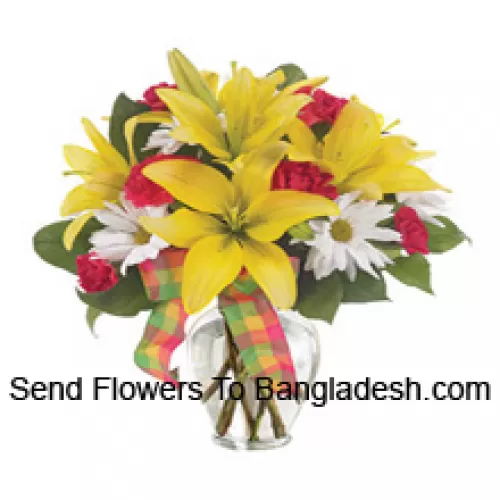 Lys jaunes, Oeillets rouges et des fleurs blanches de saison adaptées, disposés magnifiquement dans un vase en verre