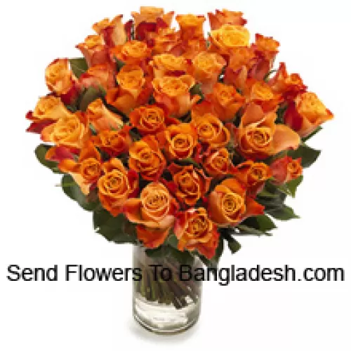 50 orangefarbene Rosen mit saisonalen Füllern in einer Glasvase