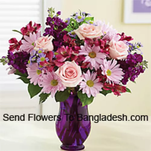 Rosas rosadas, gerberas rosadas y otras flores variadas dispuestas hermosamente en un jarrón de vidrio - 24 tallos y rellenos