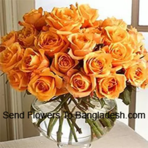 24 Rose Arancioni con alcune Felci in un Vaso di Vetro