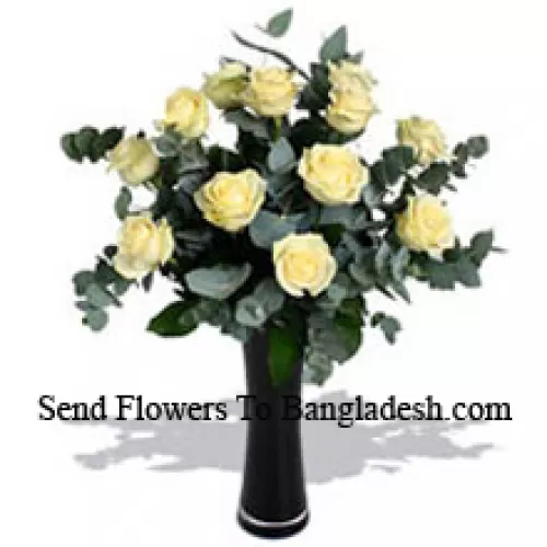 12 Rose Bianche con alcune felci in un vaso