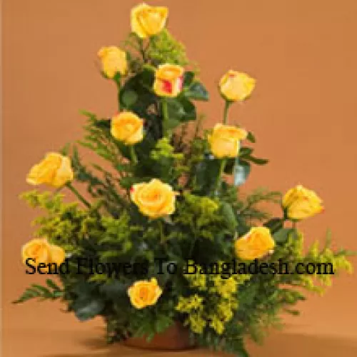 Corbeille de 12 roses jaunes avec des remplisseurs
