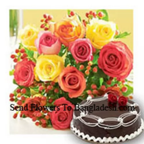 Bouquet de 12 roses de différentes couleurs avec des garnitures de saison et un gâteau au chocolat truffé de 1/2 kg (1,1 lb)